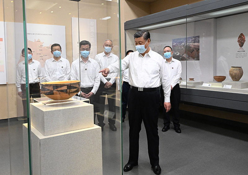 5月16日下午，中共中央总书记、国度主席、中央军委主席习近平在前往陕西西安主持中国－中亚峰会途中，在山西运城博物馆调查。