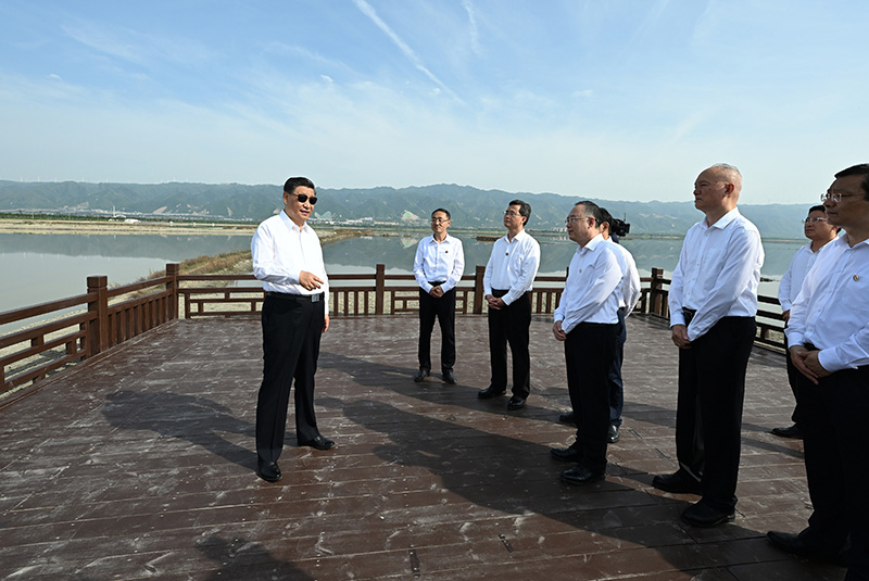 5月16日下午，中共中央总书记、国度主席、中央军委主席习近平在前往陕西西安主持中国－中亚峰会途中，在山西运城盐湖调查。